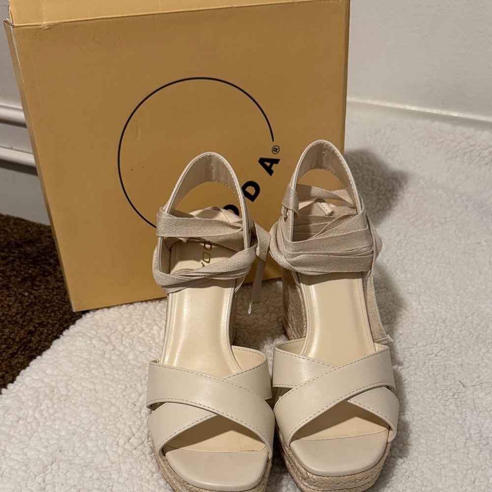 Moda Beige Women's Espadrille Wedges